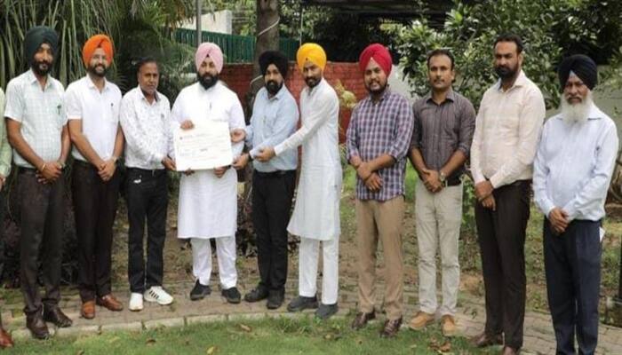 Headmasters Association donates Rs. 5 lakh to Chief Minister's Relief Fund to help flood victims, Harjot Singh Bains praises efforts ਹੈੱਡਮਾਸਟਰਜ਼ ਐਸੋਸੀਏਸ਼ਨ ਵੱਲੋਂ ਹੜ੍ਹ ਪੀੜਤਾਂ ਦੀ ਮਦਦ ਲਈ 5 ਲੱਖ ਰੁਪਏ ਮੁੱਖ ਮੰਤਰੀ ਰਾਹਤ ਫੰਡ ਲਈ ਭੇਂਟ , ਬੈਂਸ ਵੱਲੋਂ ਉਪਰਾਲੇ ਦੀ ਸ਼ਲਾਘਾ