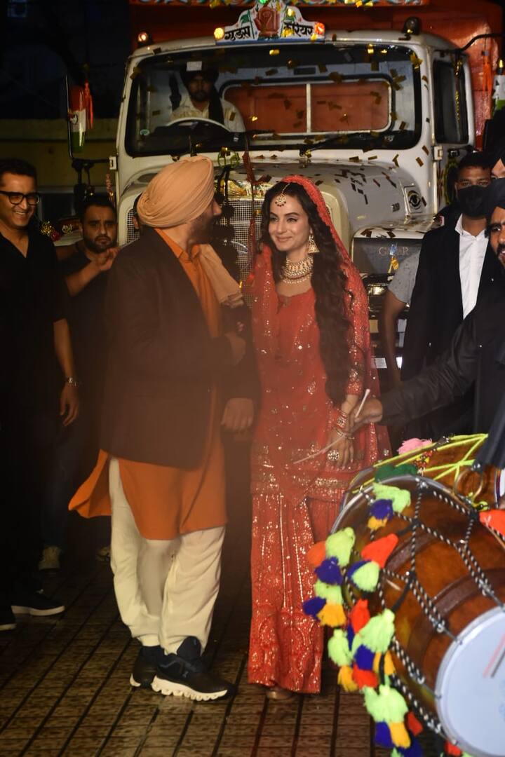 वहीं तारा की सकीना भी इस इवेंट में बड़े हसीन अवतार में दिखीं. उन्होंने रेड हैवी वर्क वाला शरारा सूट पहना हुआ है. जिसका टुपट्टा एक्ट्रेस ने सिर पर ले रखा है.