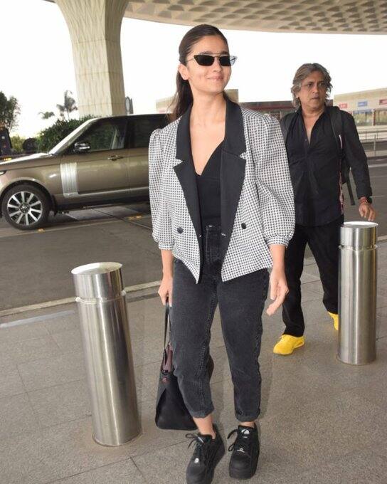 যে কোনও পোশাকেই তিনি কেড়ে নিতে পারেন সমস্ত লাইমলাইট। তবে বেশিরভাগ সময়ই এই অভিনেত্রীকে নো মেকআপ লুকে দেখা যায়।