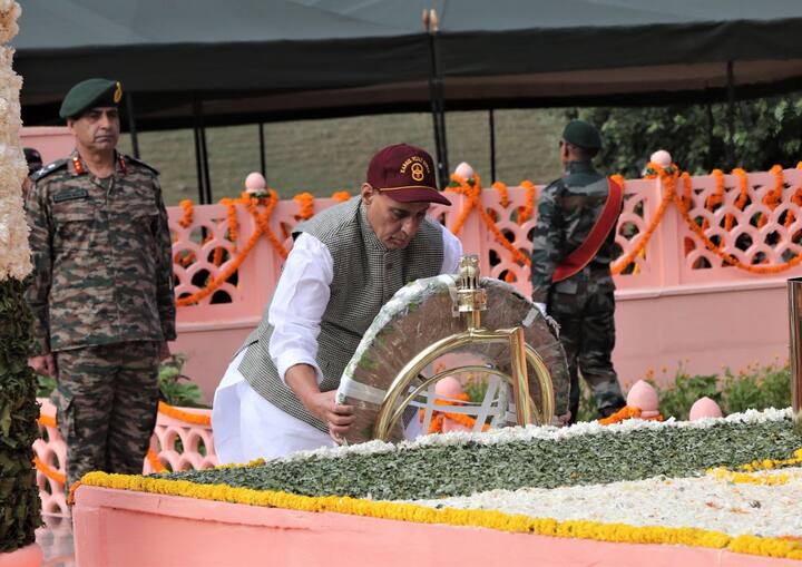 या युद्धात प्राणाची आहुती देणारा प्रत्येक सैनिक देशाचा वीर आहे. ज्यांचा संपूर्ण देशाला अभिमान आहे.(all photo tweeted by: adgpi)