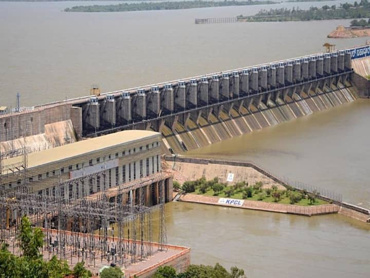 Almatti Dam : अलमट्टी धरणात पाणी पातळी 517.23 मीटर झाली असून गेल्या 10 तासांपासून 1,75,711 क्युसेकने धरणात पाण्याची आवक सुरु आहे. सध्या धरणातून 75 हजार क्युसेकने विसर्ग सुरु आहे.