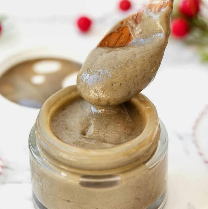 मिश्रण में कच्चा दूध या दही मिलाएं. दूध एक प्राकृतिक क्लींजर और मॉइस्चराइजर के रूप में काम करता है, जिससे आपकी त्वचा को पोषण मिलता है.एक चम्मच शहद मिलाएं. शहद नमी बनाए रखता है, जिससे ये शुष्क त्वचा के लिए फायदेमंद बन जाता है.मिश्रण में धीरे-धीरे गुलाब जल डालें और मिक्स करते रहें जब तक आपको एक चिकनी पेस्ट न मिले.