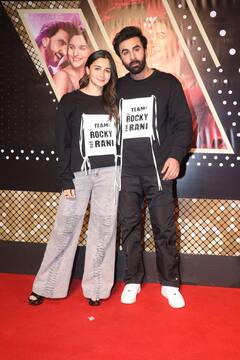 Rocky Aur Rani Kii Prem Kahaani Premiere: অনন্য়া-সারা থেকে অভিষেক-জয়া, 'রকি অউর রানি কী প্রেম কাহানি'-র প্রিমিয়ারে বসল চাঁদের হাট