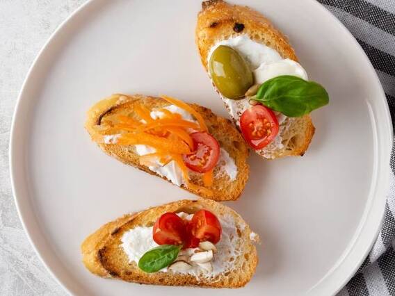 Mozzarella Bruschetta: शाम के स्नैक्स में कुछ क्रंची खाने का है मन तो एक बार जरूर चखें मोज़ेरेला Bruschetta  का स्वाद