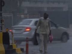 Delhi Rain: तूफानी बारिश में डूबा दिल्ली-NCR! जाम से लोग बेहाल, तस्वीरों में देखें कब मिलेगी राहत