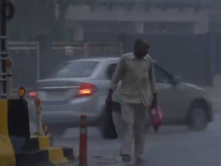 Delhi Rain Photos: दिल्ली-NCR में मौसम ने फिर से करवट ली है और बुधवार (26 जुलाई) को सुबह-सुबह तेज बारिश से लोगों को राहत मिली है. पिछले कुछ दिनों से तेज धूप और उमस भरी गर्मी से लोगों का हालत खराब थी.