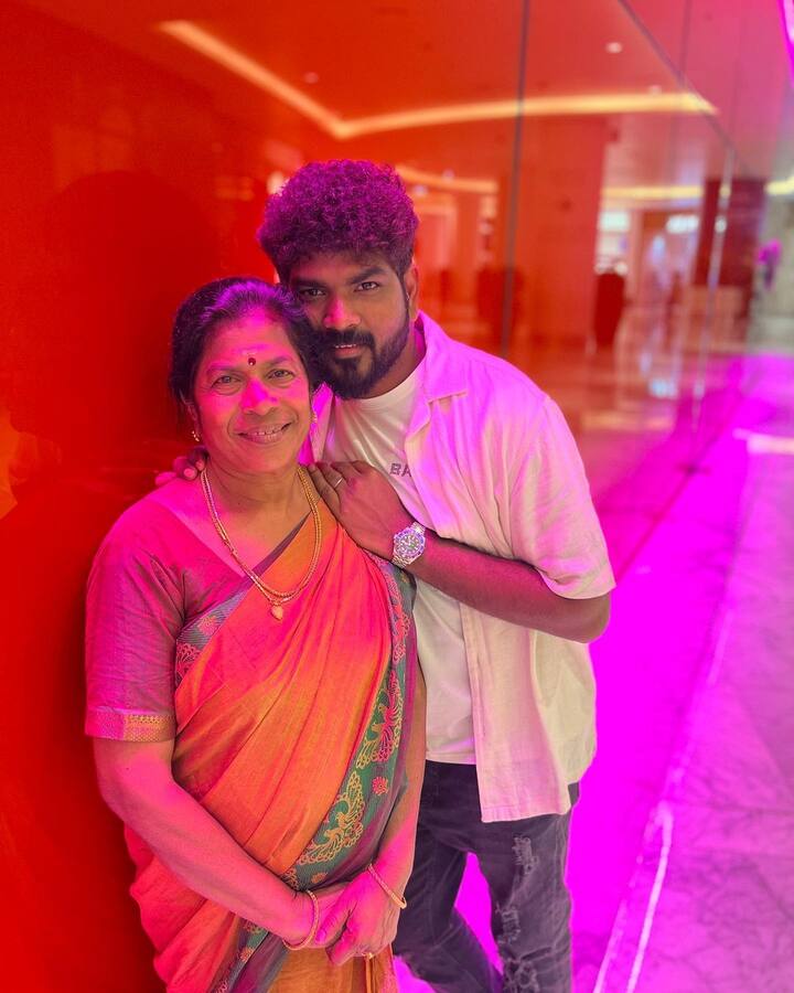 இந்நிலையில் விக்கி, அவர் அம்மாவிற்கு பிறந்தநாள் வாழ்த்து கூறும் விதமாக, தனது தாயுடன் இருக்கும் புகைப்படங்களை பகிர்ந்து நெகிழ்ச்சியாக பதிவிட்டுள்ளார்.