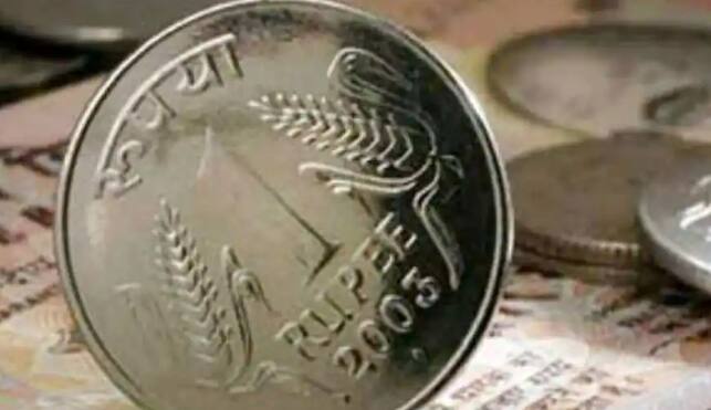 एक रुपयाचं नाणं: जर तुम्ही आजार किंवा आरोग्याशी संबंधित समस्यांनी त्रस्त असाल तर झोपताना एक रुपयाचं नाणं उशीखाली ठेवा. यामुळे आजारांपासून आराम मिळतो. यासोबतच पैशाची समस्याही या उपायाने दूर होऊ शकते.