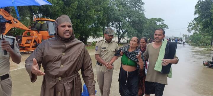 రెస్క్యూ సిబ్బందితో పాటు రంగంలోకి దిగిన పోలీసులు