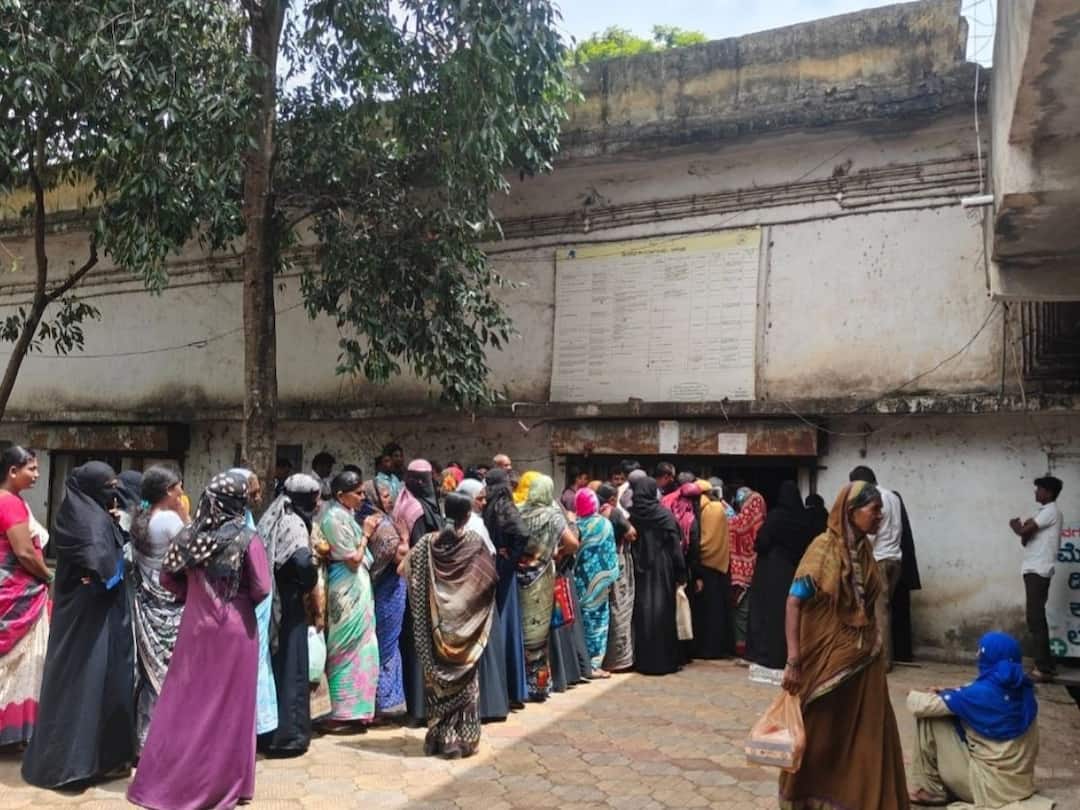 Karnataka Govt's Gruha Lakshmi Scheme Recieves More than 60L Applications in just 6 Days కర్ణాటకలో గృహలక్ష్మి స్కీమ్‌కి అనూహ్య స్పందన, 6 రోజుల్లోనే 60 లక్షలకు పైగా అప్లికేషన్‌లు