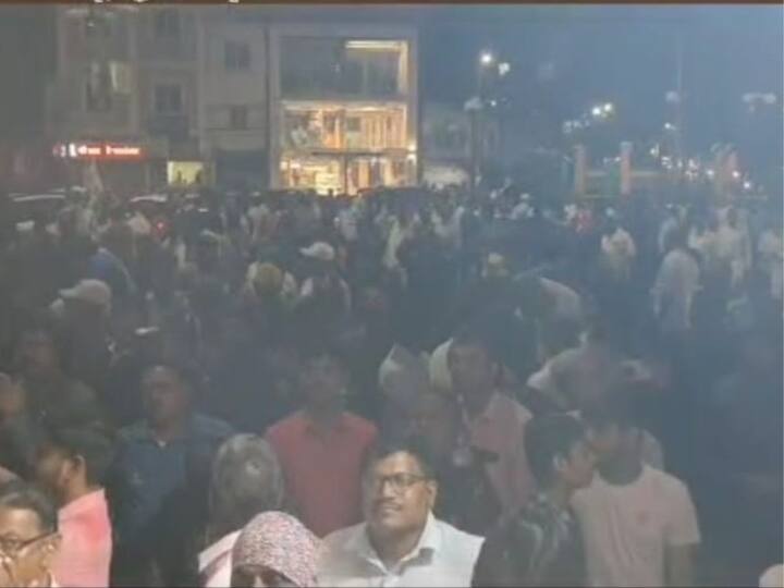 पाऊस असतानाही महिला सहभागी झाल्या.