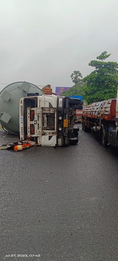 Vasai Accident : वसईत कंटेनर उलटला, मुंबई-अहमदाबाद हायवेवर वाहतूक कोंडी