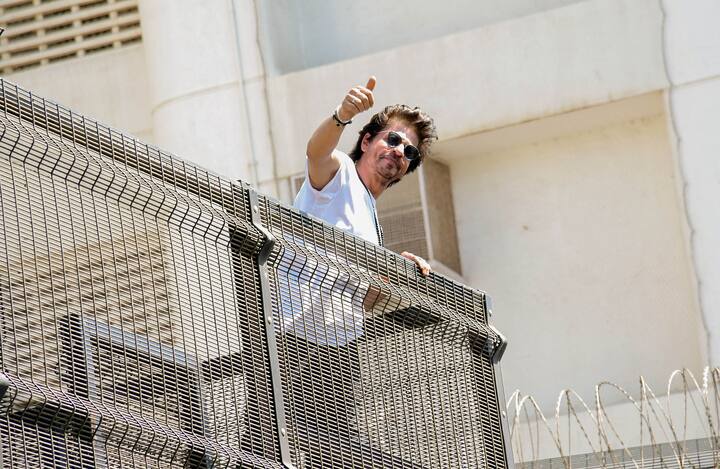 হংসরাজ কলেজ থেকে পাশ করে তিনি জামিয়া মিলিয়া ইসলামিয়া কলেজে সাংবাদিকতা নিয়ে পড়াশোনা শুরু করেন। তবে তা মাঝপথে ছেড়ে তিনি অভিনয়কেই পেশা হিসেবে বেছে নেন।