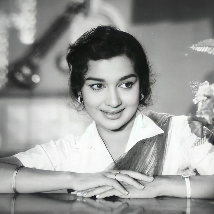 अक्सर देखा जाता है कि फैन का प्यार कई बार स्टार्स के लिए मुश्किल बन जाता है. ऐसा ही कुछ पुराने जमाने की एक्ट्रेस आशा पारेख के साथ भी हुआ था.