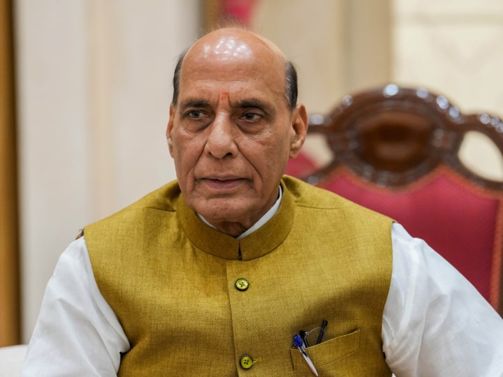 Pakistan furious over Rajnath Singh statement on LoC says its provoking Pakistan On Rajnath Singh: राजनाथ सिंह के एलओसी पार करने वाले बयान पर पाकिस्तान को लगी मिर्ची, कहा- युद्ध...