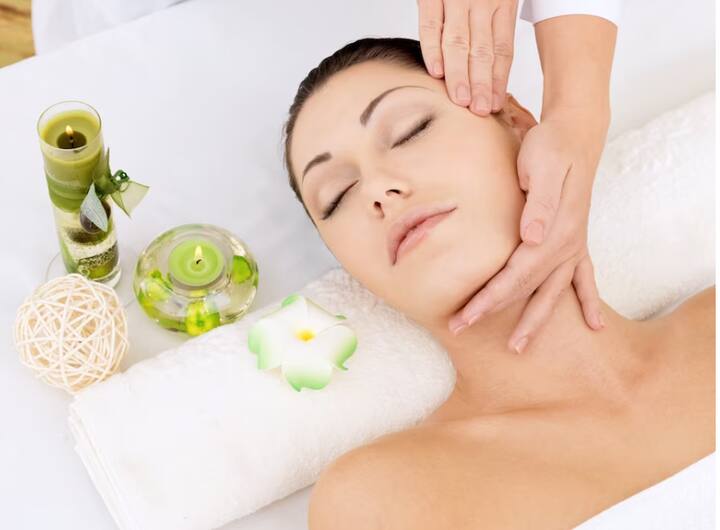 चेहरे की मालिश करने से चेहरे के एक्सप्रेशन को आराम देने में मदद मिलती है. तनाव के कारण होने वाली रेखाओं की मौजूदगी कम होती है.इससे रिंकल्स को कम करने में मदद मिलती है.