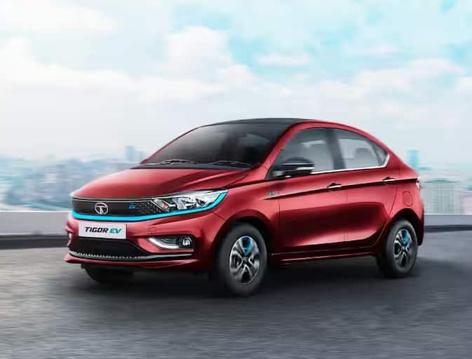 ટાટાની ઇલેક્ટ્રિક સેડાન કાર Tata Tigor ત્રીજા નંબર પર ઉપલબ્ધ છે. તેની પ્રારંભિક કિંમત 12.49 લાખ રૂપિયા એક્સ-શોરૂમ છે. તેમાં 26kWh બેટરી પેક મળે છે, જે 315 કિમી સુધીનું અંતર કાપવામાં સક્ષમ છે.