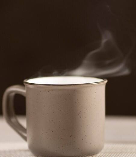 ਕਈ ਲੋਕ ਆਪਣੇ ਦਿਨ ਦੀ ਸ਼ੁਰੂਆਤ ਚਾਹ ਜਾਂ ਕੌਫੀ ਨਾਲ ਕਰਦੇ ਹਨ ਅਤੇ ਕੁਝ ਲੋਕ ਆਪਣੇ ਦਿਨ ਦੀ ਸ਼ੁਰੂਆਤ ਗਰਮ ਪਾਣੀ ਨਾਲ ਕਰਦੇ ਹਨ। ਬਹੁਤ ਸਾਰੇ ਲੋਕਾਂ ਦਾ ਮੰਨਣਾ ਹੈ ਕਿ ਸਵੇਰੇ ਖਾਲੀ ਪੇਟ ਗਰਮ ਪਾਣੀ ਪੀਣ ਨਾਲ ਸਿਹਤ ਸੰਬੰਧੀ ਕਈ ਸਮੱਸਿਆਵਾਂ ਦੂਰ ਹੁੰਦੀਆਂ ਹਨ।