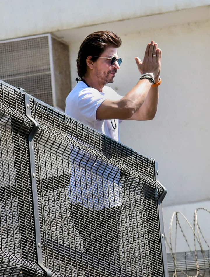 কেরিয়ার শুরুর প্রথম দিকে তিনি দিল্লির ন্য়াশলান স্কুল অফ ড্রামায় প্রশিক্ষণ গ্রহণ করেন।