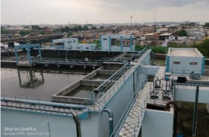 વડાપ્રધાન રાજકોટ ઈન્ટરનેશન એરપોર્ટને રાષ્ટ્રને સમર્પિત કરશે. 1405 કરોડના ખર્ચે રાજકોટ આંતરરાષ્ટ્રીય એરપોર્ટનું નિર્માણ કરવામાં આવ્યુ છે. 1500 એકરમાં એરપોર્ટ ઑથોરિટી ઓફ ઇન્ડિયા દ્વારા એરપોર્ટનું નિર્માણ કરવામાં આવ્યુ છે. 3.04 કિમી લાંબો અને 45 મીટર પહોળો રન-વે ધરાવે આ રાજકોટનું એરપોર્ટ. 23 હજાર ચોરસ મીટર વિસ્તારમાં પેસેન્જર ટર્મિનલ પણ બનાવવામાં આવ્યું છે, એયરપોર્ટ પીક અવર્સમાં દર કલાકે 1280 મુસાફરોનું સંચાલન કરવામા સક્ષમ છે. એરબસ એ-380, બોઇંગ 747 જેવા મોટા કદના વિમાનોની સેવાઓ પણ મેળવી શકાશે. એરપોર્ટની ગેલેરી ગુજરાતના સમૃદ્ધ વારસા અને પરંપરાઓની ઝલક પૂરી પાડે છે. રણજીત વિલાસ પેલેસ, દાંડિયા અને રાજ્યના લોકનૃત્યોની કલાથી શણગારવામાં આવી છે.