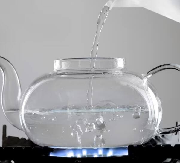 ਕੁਝ ਲੋਕ ਅਜਿਹੇ ਹਨ ਜੋ ਸਵੇਰੇ ਗਰਮ ਪਾਣੀ ਦੀ ਬਜਾਏ ਸਾਧਾਰਨ ਪਾਣੀ ਨੂੰ ਜ਼ਿਆਦਾ ਮਹੱਤਵ ਦਿੰਦੇ ਹਨ। ਸਾਡੇ ਬਜ਼ੁਰਗ ਸਦੀਆਂ ਤੋਂ ਸਵੇਰੇ ਖਾਲੀ ਪੇਟ ਕੋਸੇ ਪਾਣੀ ਦਾ ਸੇਵਨ ਕਰਦੇ ਆ ਰਹੇ ਹਨ। ਉਨ੍ਹਾਂ ਦਾ ਮੰਨਣਾ ਹੈ ਕਿ ਖਾਲੀ ਪੇਟ ਗਰਮ ਪਾਣੀ ਪੀਣ ਨਾਲ ਸਰੀਰ ਦੀਆਂ ਕਈ ਸਮੱਸਿਆਵਾਂ ਦੂਰ ਹੋ ਸਕਦੀਆਂ ਹਨ। ਆਓ ਜਾਣਦੇ ਹਾਂ ਕਿ ਤੁਹਾਨੂੰ ਸਵੇਰੇ ਉੱਠ ਕੇ ਸਭ ਤੋਂ ਪਹਿਲਾਂ ਗਰਮ ਪਾਣੀ ਕਿਉਂ ਪੀਣਾ ਚਾਹੀਦਾ ਹੈ? ਇਸ ਤੋਂ ਸਰੀਰ ਨੂੰ ਕਿਸ ਤਰ੍ਹਾਂ ਦੇ ਫਾਇਦੇ ਮਿਲ ਸਕਦੇ ਹਨ?