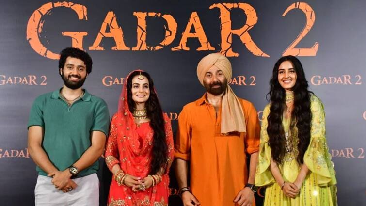 Sunny Deol and Amisha Patel along with other crew members appeared at the Gadar 2 trailer launch event. Gadar 2: মুক্তি পেল 'গদর ২'-র ট্রেলার, জমকালো অনুষ্ঠানে হাজির কলাকুশলীরা