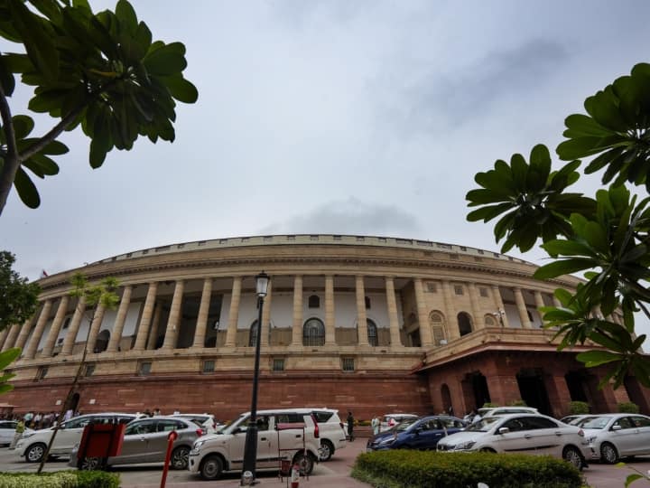 Parliament Monsoon Session Live: मणिपुर पर संसद में घमासान, अविश्वास प्रस्ताव पर आज ही चर्चा की मांग, काले कपड़े में नजर आएंगे विपक्षी सांसद