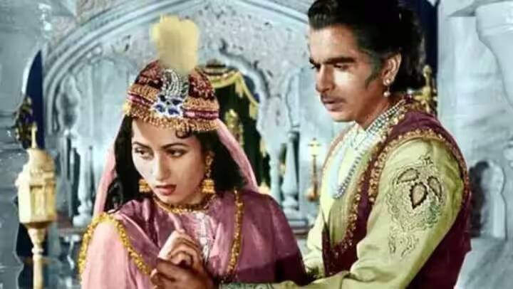 दिलीप आणि मधुबालाचे नाते तुटण्यामागे अभिनेत्रीचे वडील कारण असल्याचं सांगितलं जात आहे. मधुबालाच्या वडीलांना दिलीपकुमारला अजिबात आवडत नव्हते. दिलीपपासून वेगळे झाल्यानंतर मधुबालाने गायक आणि अभिनेते किशोर कुमार यांच्याशी लग्न केले. पण, हे नातंही फार काळ टिकलं नाही.