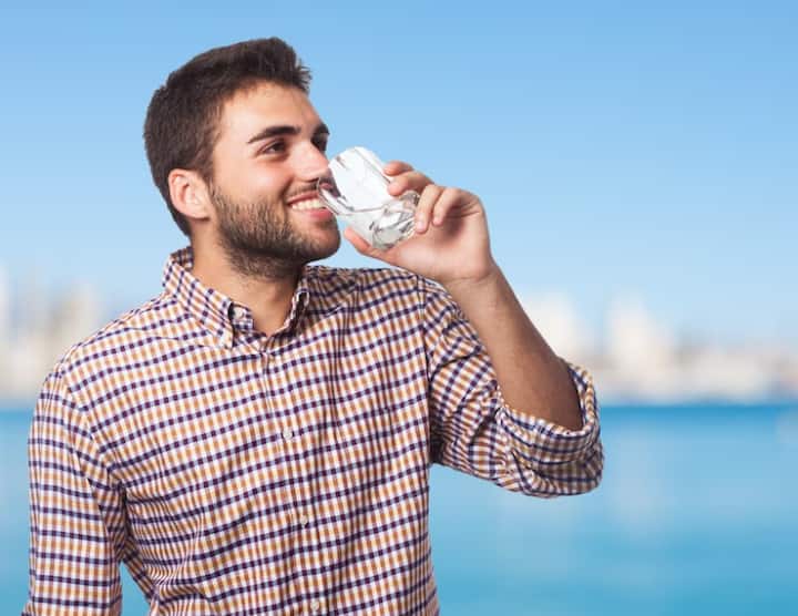 बरसात के मौसम का मतलब ये नहीं है कि आप पानी का सेवन छोड़ दें. अपनी त्वचा को स्वस्थ और चमकदार बनाए रखने के लिए खुद को पर्याप्त रूप से हाइड्रेट करें.दिन भर में कम स कम 4 लीटर पानी जरूर पिएं