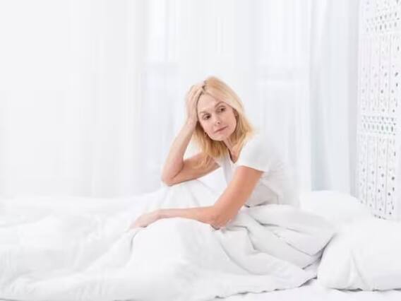 Health Tips : सकाळी उठल्याबरोबर चादरीवर 'अशा' खुणा दिसल्या तर सावधान; असू शकतात 'घातक' आजाराची लक्षणं Health Tips : सकाळी उठल्याबरोबर चादरीवर 'अशा' खुणा दिसल्या तर सावधान; असू शकतात 'घातक' आजाराची लक्षणं