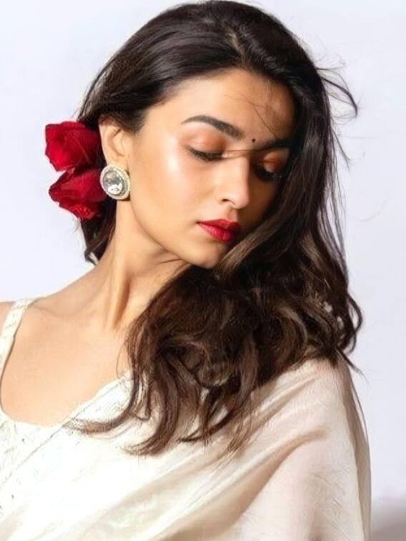 चिपचिपे बालों में बनाएं ये 8 हेयरस्टाइल्स