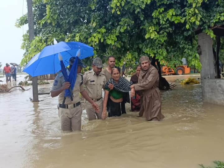 Telangana Rains: రాష్ట్రవ్యాప్తంగా కురుస్తున్న భారీ వర్షాలకు పెద్ద ఎత్తున వరదలు వస్తున్నాయి. చాలా చోట్లు ప్రజలు వరదల్లో చిక్కుకోగా.. రెస్క్యూ సిబ్బంది వారిని కాపాడుతున్నారు.