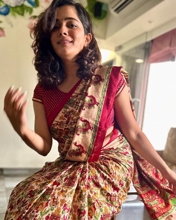 आताही तिने साडीतील काही फोटो इन्स्टाग्रामवर शेअर केले आहेत.