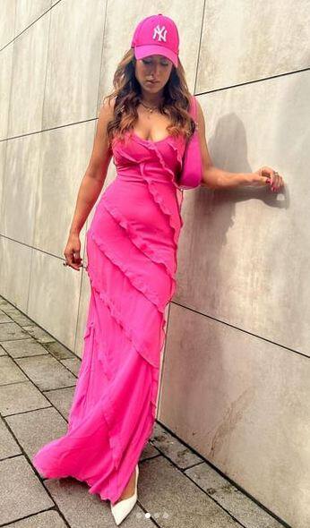 ਇਨ੍ਹਾਂ ਤਸਵੀਰਾਂ ਵਿੱਚ ਨੀਆ ਨੇ ਪਿੰਕ ਕਲਰ ਦਾ ਡੀਪ ਨੇਕ ਆਊਟਫਿਟ ਪਾਇਆ ਹੋਇਆ ਹੈ ਅਤੇ ਕੈਮਰੇ ਦੇ ਸਾਹਮਣੇ ਇੱਕ ਤੋਂ ਵਧ ਕੇ ਇੱਕ ਸੈਕਸੀ ਪੋਜ਼ ਦੇ ਰਹੀ ਹੈ।