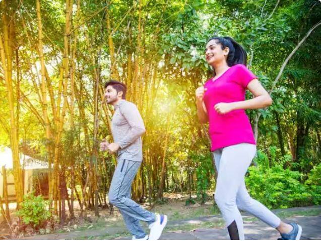 ਸਵੇਰ ਦੀ ਸੈਰ ਲਈ ਜਾਣ ਤੋਂ ਪਹਿਲਾਂ ਕਦੇ ਵੀ warm up ਕਰਨਾ ਨਾ ਭੁੱਲੋ। ਅਕਸਰ ਲੋਕ ਬਿਨਾਂ warm up ਕੀਤੇ ਸਵੇਰ ਦੀ ਸੈਰ 'ਤੇ ਜਾਂਦੇ ਹਨ, ਜਦਕਿ ਇਹ ਸਹੀ ਤਰੀਕਾ ਨਹੀਂ ਹੈ। warm up ਹੋਣ ਨਾਲ ਸਰੀਰ ਦੀ ਕਸਰਤ ਕਰਨ ਦੀ ਸਮਰੱਥਾ ਤੇ ਸ਼ਕਤੀ ਵਧਦੀ ਹੈ ਤੇ ਇਸ ਨਾਲ ਸੱਟ ਲੱਗਣ ਦਾ ਖਤਰਾ ਵੀ ਘੱਟ ਜਾਂਦਾ ਹੈ।