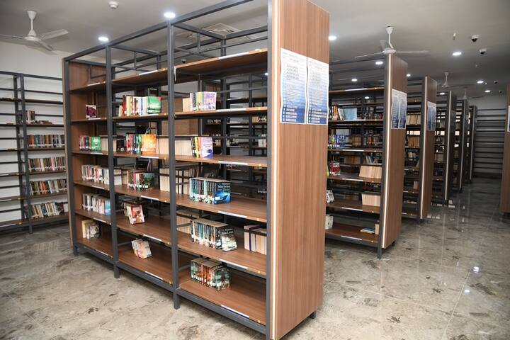 વડાપ્રધાનશ્રી રાજકોટના વાચનપ્રેમીઓને લાયબ્રેરીની ભેટ આપશે. ગોવિંદ બાગ પાસે 8.39 કરોડના ખર્ચે નિર્મિત અધ્યતન લાયબ્રેરીનું લોકાર્પણ કરાશે. 33 હજાર પુસ્તકો, 200 મેગેઝીન્સ તથા 20 વર્તમાનપત્રો વાંચવા મળશે. ટોય લાઇબ્રેરી, ડિજિટલ કન્ટેન્ટ, સાંસ્કૃતિક પ્રવૃત્તિઓ માટે મિનિ થિયેટર મળી રહેશે.