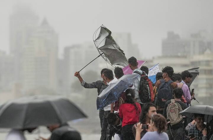 रत्नागिरी जिल्ह्यात मुसळधार पावसामुळे नद्यांच्या पाण्याच्या पातळीत वाढ झाली आहे. लांजा तालुक्यातील काजळी नदीला पूर आल्याने मुंबई-गोवा महामार्गावरील वाहतूक बंद ठेवण्यात आली आहे.