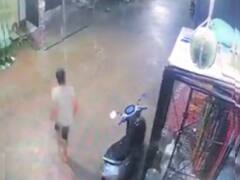 भारी बारिश के दौरान घर से बाहर निकला शख्स, गिरी आसमानी बिजली, सामने आया डरावना Video