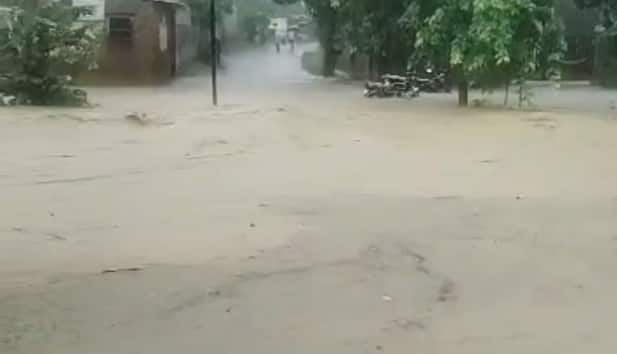 Heavy Rain in Amravati Water on roads due public life disrupted monsoon update Maharashtra news Amravati Rain : अमरावतीमध्ये पावसाचा हाहाकार! मुसळधार पाऊसामुळे धामणगाव तालुक्यातील रस्त्यांवर पाणी, जनजीवन विस्कळीत