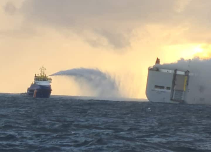 Cargo ship carrying 3000 cars burnt in the middle of the sea On indian crew member dead Cargo Ship Fire: बीच समुद्र में धू-धू कर जलीं कार्गो शिप, 3000 कार ले जा रही जहाज हादसे का शिकार हुई
