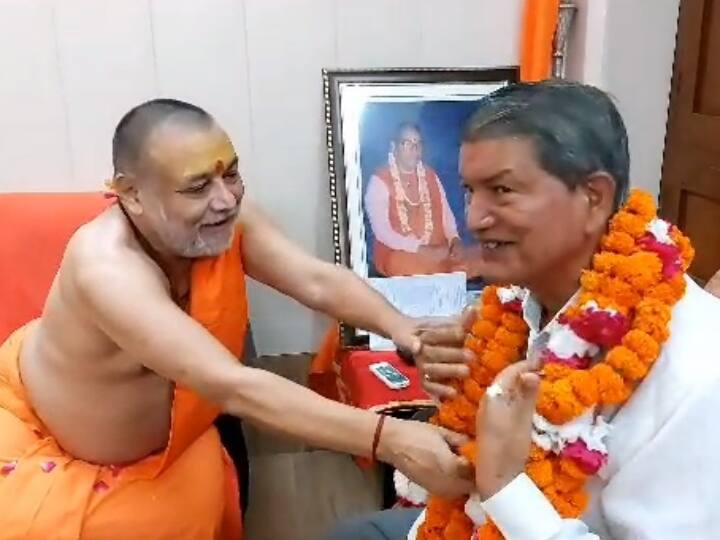 Uttarakhand Former CM Harish Rawat reached Jagatguru Shankaracharya Rajarajeshwar Ashram in Haridwar ANN Uttarakhand Politics: शंकराचार्य राजराजेश्वर के आश्रम पहुंचे पूर्व CM हरीश रावत, हरिद्वार से चुनाव लड़ने की चर्चा तेज