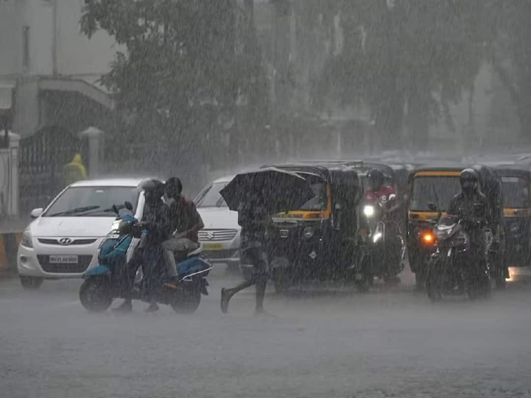 TN Rain Alert: உஷார் மக்களே.. இந்த 4 மாவட்டங்களில் மழை இருக்கு.. இதோ லேட்டஸ்ட் மழை அப்டேட்.. Meteorological Department has said that rain is likely in 4 districts till 10 am. TN Rain Alert: உஷார் மக்களே.. இந்த 4 மாவட்டங்களில் மழை இருக்கு.. இதோ லேட்டஸ்ட் மழை அப்டேட்..