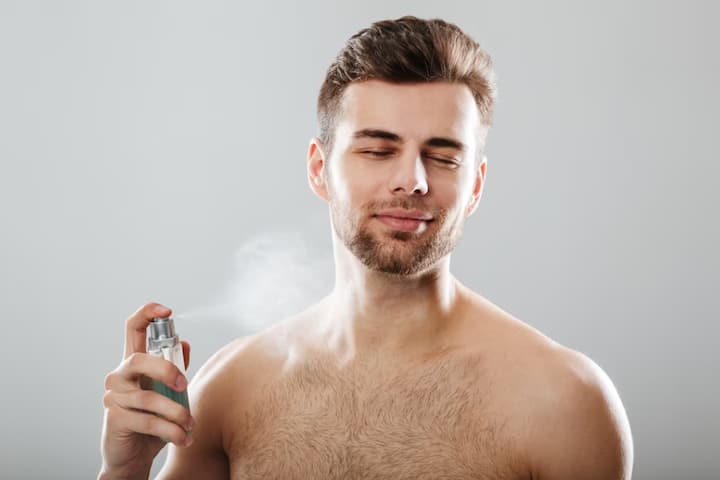 मानसून के दौरान पसीना और शरीर की दुर्गंध चिंता का विषय हो सकती है. पसीने के कम करने और दुर्गंध को दूर करने के लिए सिर्फ डिओडोरेंट के बजाय एंटीपर्सपिरेंट का विकल्प चुनें.