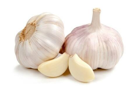 लसूण: लसणाच्या कळ्या उशीखाली ठेवून झोपण्याचे अनेक फायदे आहेत. असं मानलं जातं की यामुळे नकारात्मक ऊर्जा दूर होते आणि सकारात्मक ऊर्जेचा संचार वाढू लागतो. मानसिक अस्वस्थता दूर करण्यासाठी, चांगली झोप लागण्यासाठी आणि उत्साही राहण्यासाठी उशीखाली लसणाची कळी ठेवून झोपा.