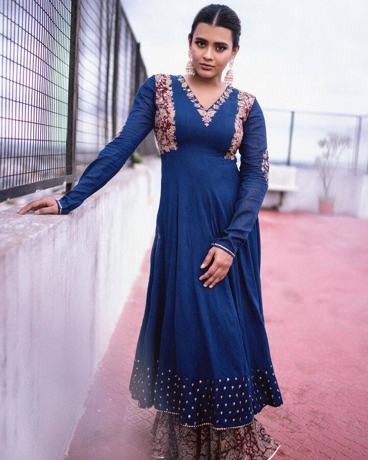 'కుమారి 21ఎఫ్' ఫేమ్ హెబ్బా పటేల్ గ్లామర్ గురించి కొత్తగా చెప్పేది ఏముంది? మోడ్రన్ డ్రస్సుల్లోనే కాదు, సంప్రదాయబద్ధమైన దుస్తుల్లో కూడా చాలా స్టైలిష్ గా ఉన్నారు. (Image Courtesy : ihebahp / Instagram)