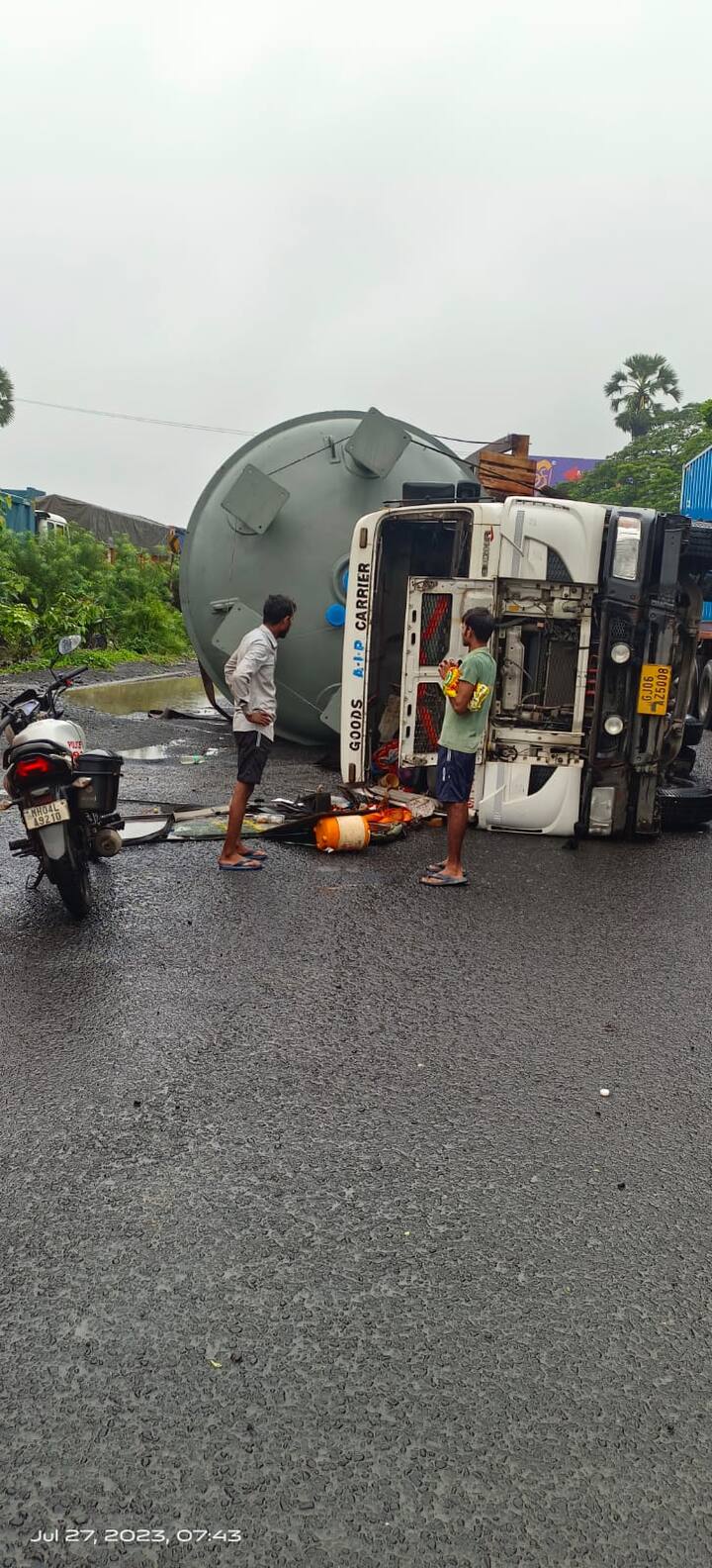 मुंबईच्या दिशेने जाणाऱ्या लेनवर ही घटना घडली आहे.