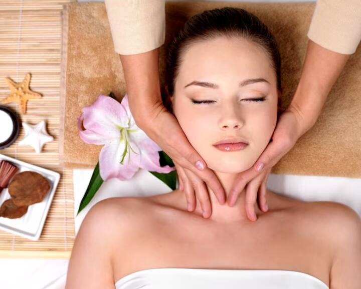 नियमित रूप से चेहरे की मालिश चेहरे की मांसपेशियों को टोन और मजबूत करने में मदद कर सकती है. इससे महीन रेखाएं और झुर्रियों को बनने से रोकने में मदद मिलती है. इससे एजिंग के लक्षणों को भी कम किया जा सकता है.