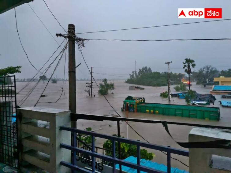 Efforts with two helicopters to rescue people in Moranchapalli village in Bhupalapalli district Telangana Floods : చుట్టూ నీరు - చెట్లపైన గ్రామస్తులు !  ఉత్కంఠగా మోరంచపల్లి గ్రామస్తుల రెస్క్యూ ఆపరేషన్