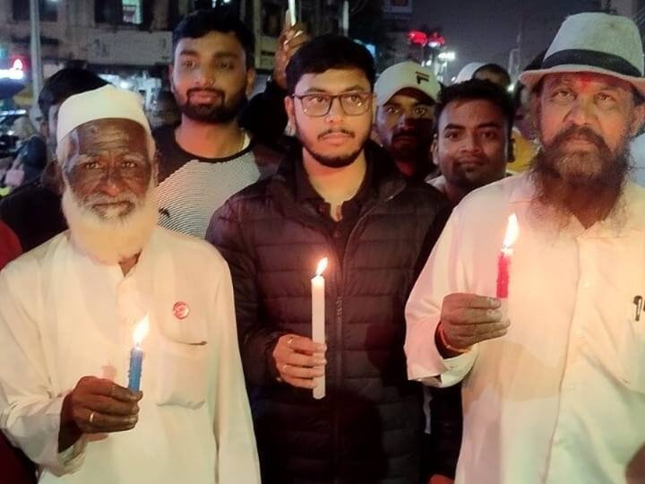 यावेळी इचलकरंजी शहरातील शेकडो महिलांनी कँडल मार्चमध्ये सहभागी होत संताप व्यक्त केला.