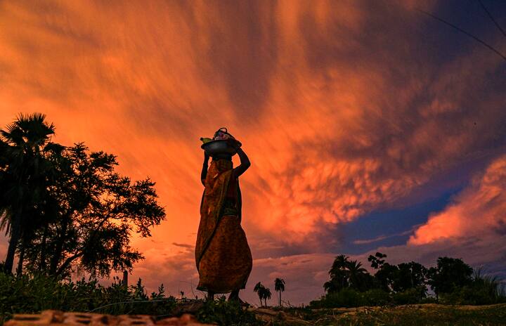 প্রতি মাসে অ্যাকাউন্টে টাকা। মহিলাদের জন্য বিশেষ এই প্রকল্পের কথা বারবার বলেছেন খোদ মুখ্য়মন্ত্রী মমতা বন্দ্যোপাধ্যায়। রাজ্যের মহিলাদের আর্থিক সহায়তা দানের কথা ভেবেই এই প্রকল্প নিয়ে এসেছে পশ্চিমবঙ্গ রাজ্য সরকার।